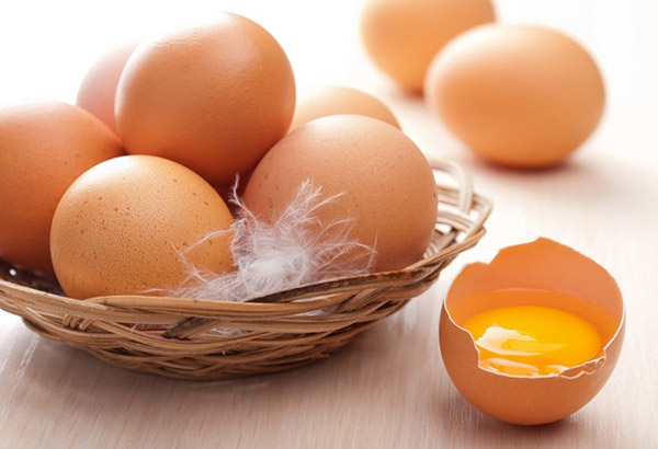 Trứng gà có chứa hàm lượng lớn các enzyme lysozyme giúp trị mụn đầu đen hiệu quả